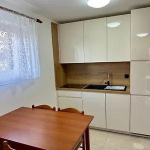 Sara , Njivice Kroatien